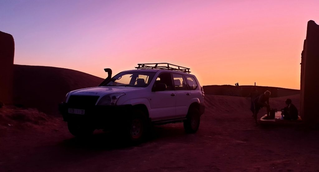 4X4 sous un sunset rose dans le désert