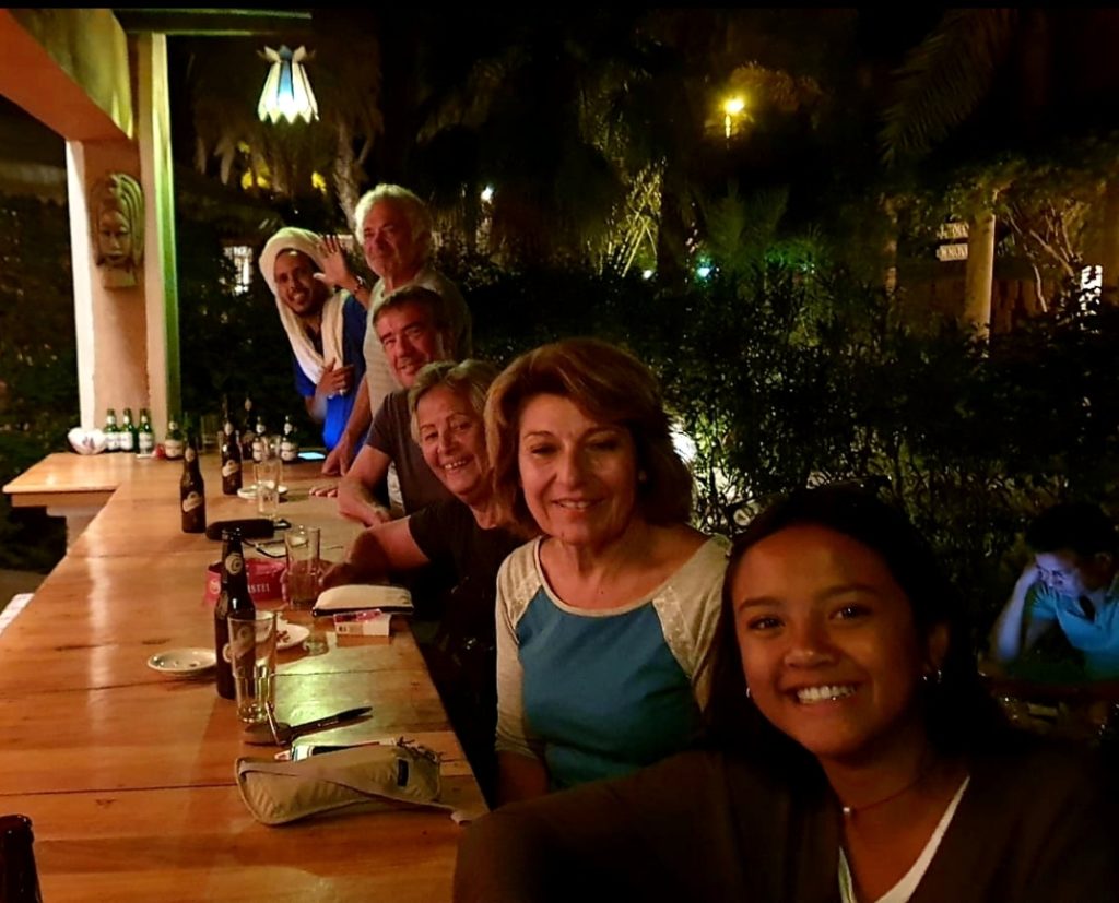 Photo du groupe de voyageurs lors d'une soirée à l'hôtel