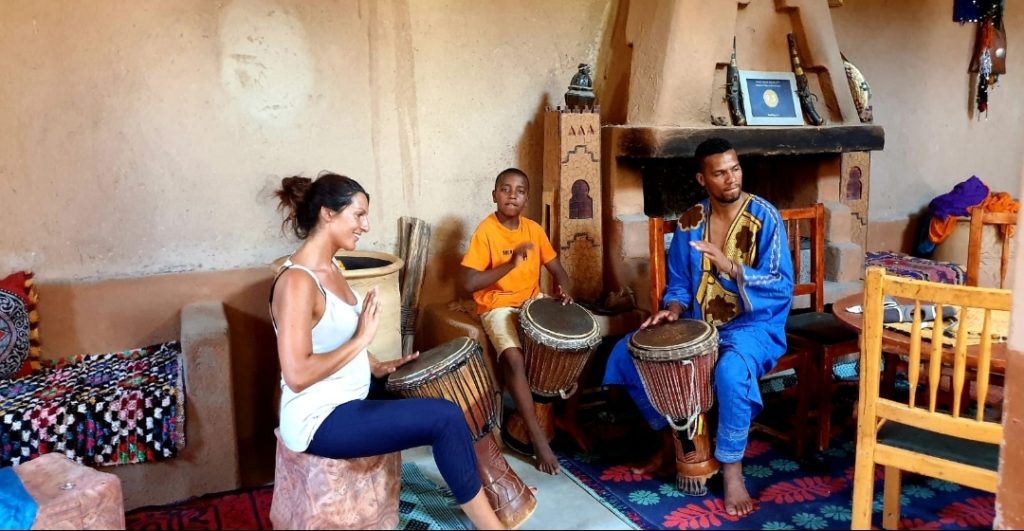Personnes qui jouent au Djumbé