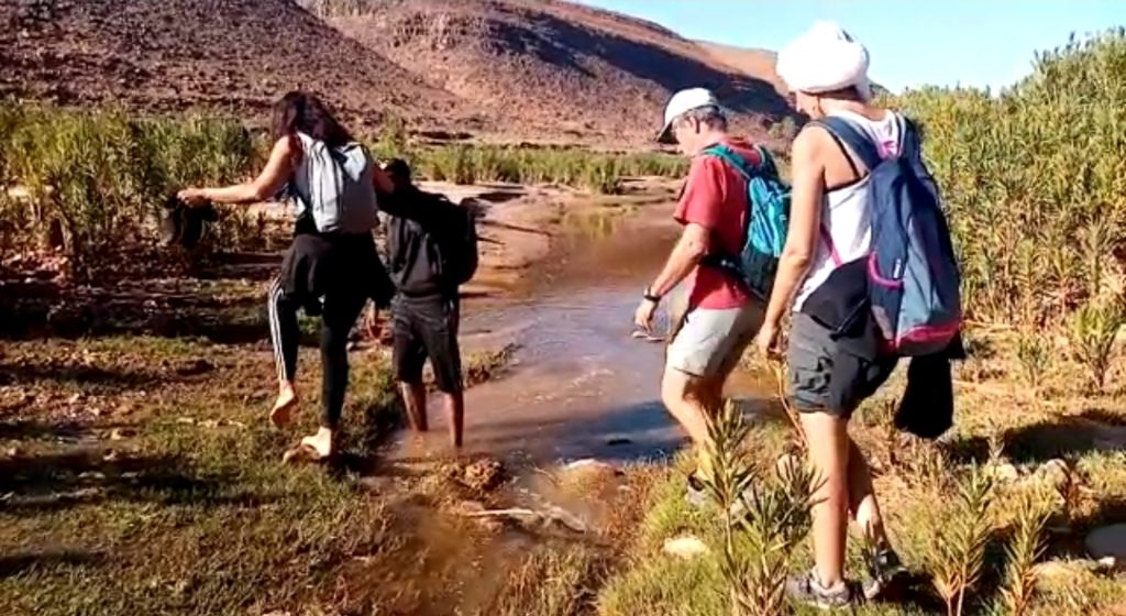 voyageurs qui traverse l'Oued