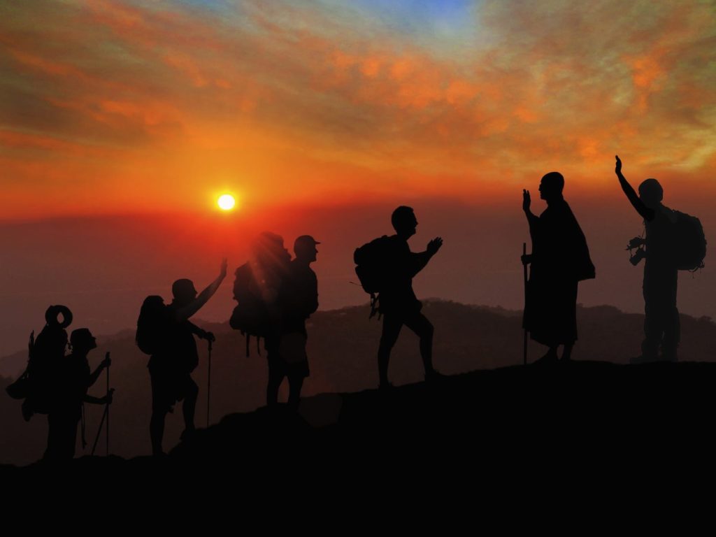 Illustration séjours CtrekFusion au Népal, marcheurs et moine au coucher de soleil