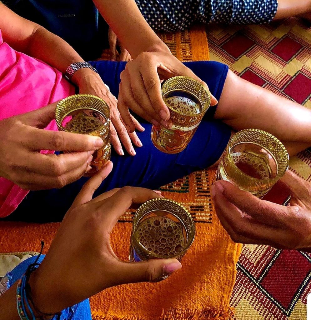 Partage du thé lors du séjour au Maroc
