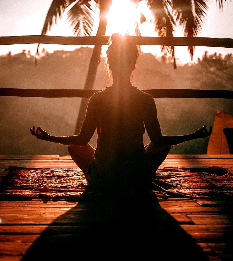photo d'une personne qui mèdite au lever du soleil à Ubud en Indonesie