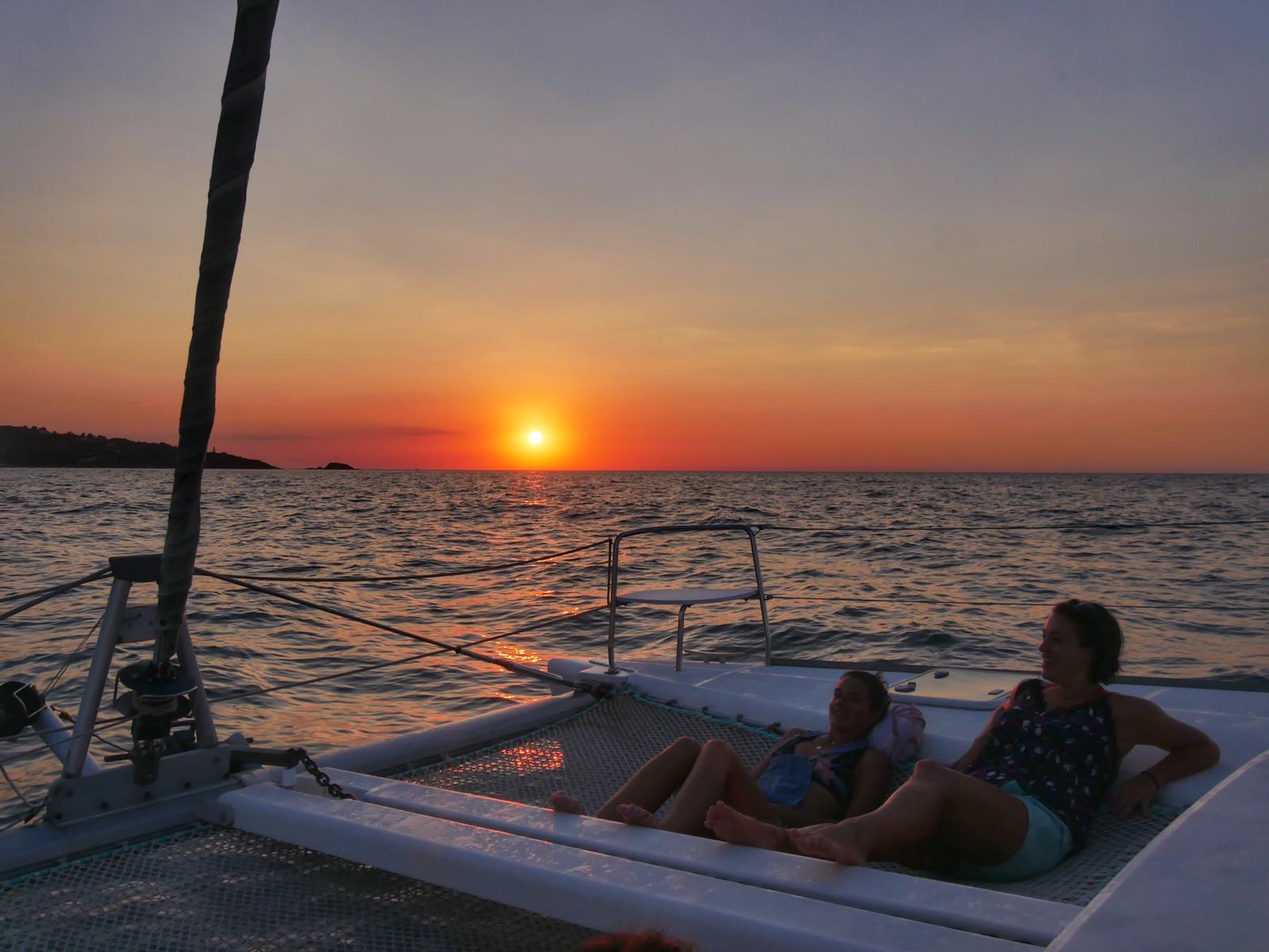 Photo prise sur le pont du catamaran au coucher du soleil