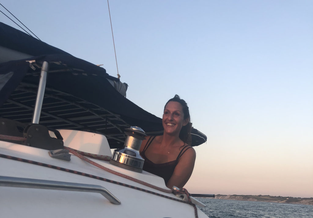 Photo de Célyne, créatrice de CtrekFusion, à bord du catamaran