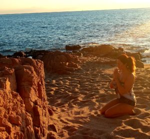 Photo de Célyne CtrekFusion avec les mains unies pour sa méditation, pleine de gratitude